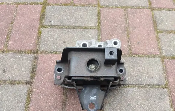 Mitsubishi Outlander Engine mount bracket