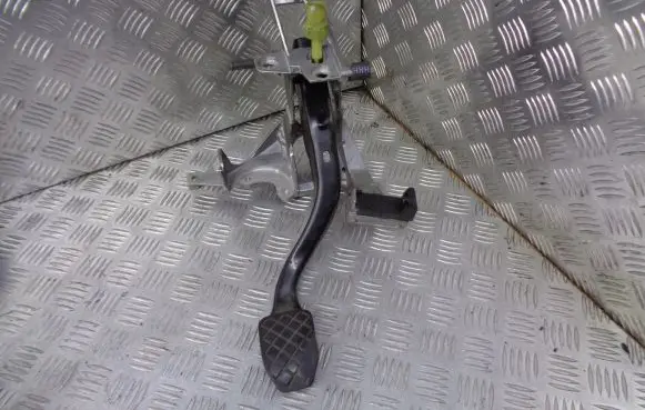 Audi A4 S4 B5 8D Pedal assembly 8D1721117D