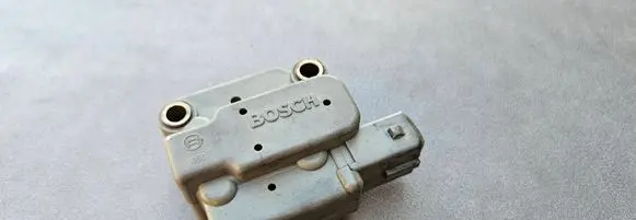 Audi 80 90 B3 Fuel pressure regulator 2437020005