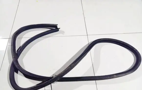 Volkswagen Golf V Rubber seal front coupe door 