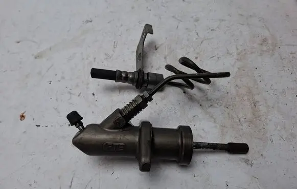 BMW 3 E46 Clutch slave cylinder 