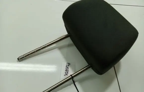 Volkswagen Golf V Front seat headrest 