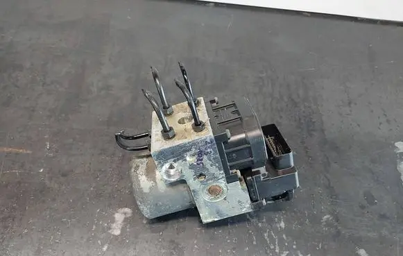 Volkswagen PASSAT B5 ABS Pump 8E0614111AB 0265216559 0273004281