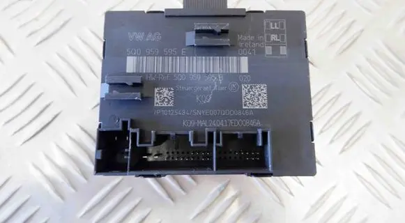 Volkswagen Tiguan Door control unit/module 5Q0959595B 5Q0959595E