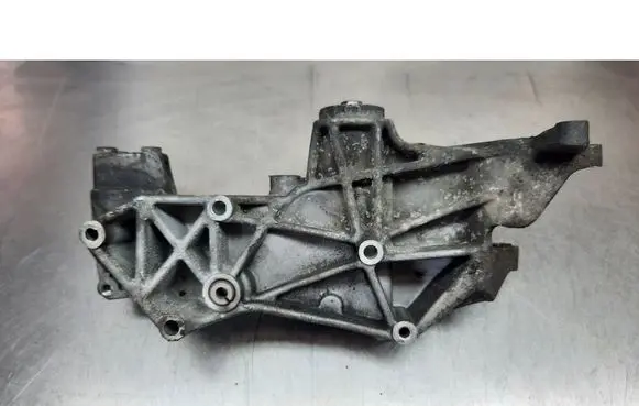 Volkswagen PASSAT B5 Generator/alternator bracket 
