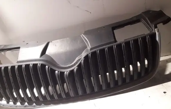 Skoda Fabia Mk2 (5J) Front bumper upper radiator grill 5J0853668