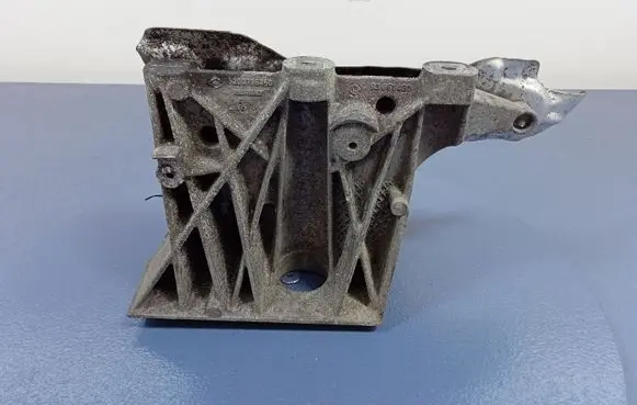 Engine mount vacuum valve