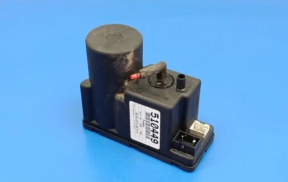 Audi A4 S4 B5 8D Central locking vacuum pump 4A0862257A