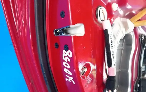 Mazda 3 II Front door lock BBM473310A