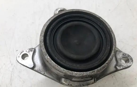 Honda FR-V Engine mount bracket KKA2