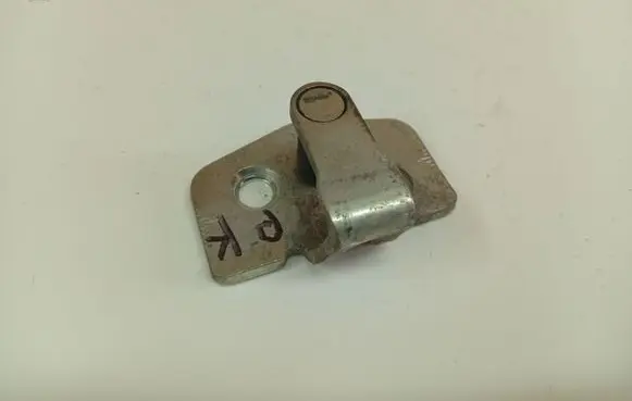 Opel Vectra C Front door lock loop/hook striker