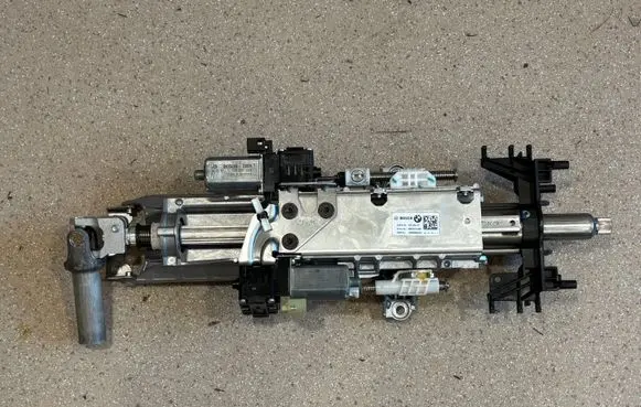 BMW M5 F90 Steering wheel axle 6894882