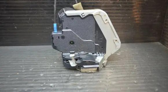 Lexus IS 220D-250-350 Front door lock