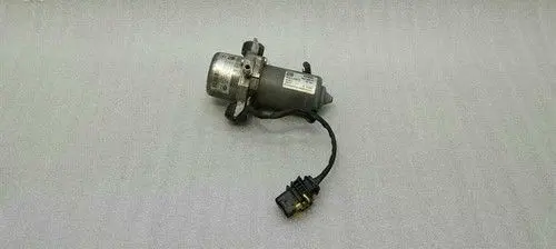 Mercedes-Benz C W205 Power steering pump mounting bracket A0004303832