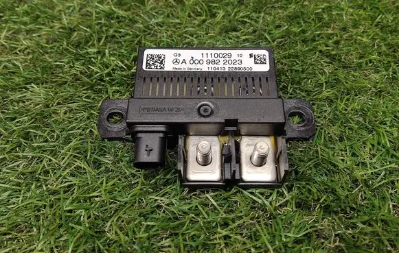 Mercedes-Benz C W204 Charging relay A0009822023