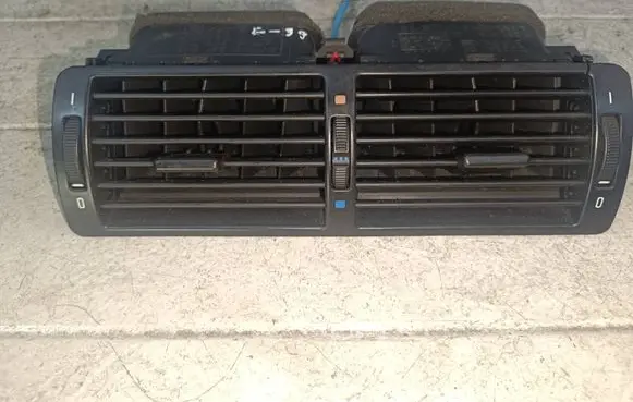 BMW 5 E39 Dash center air vent grill 8391179