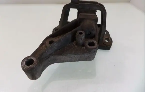 Opel Vivaro Engine mount bracket 93853290