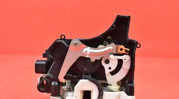 Mitsubishi Lancer VIII Front door lock