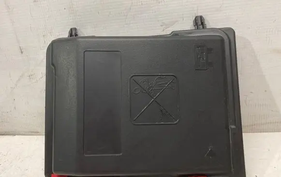 Citroen DS7 Crossback Fuse box cover 9678633380