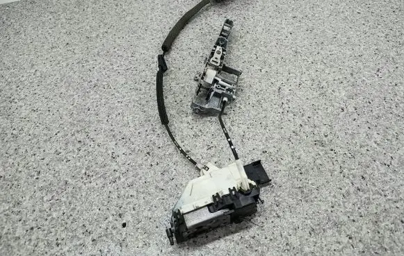 Citroen Berlingo Front door lock PSA828405