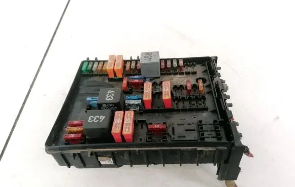 Volkswagen Touran I Fuse box set 1K0937124H 015345021