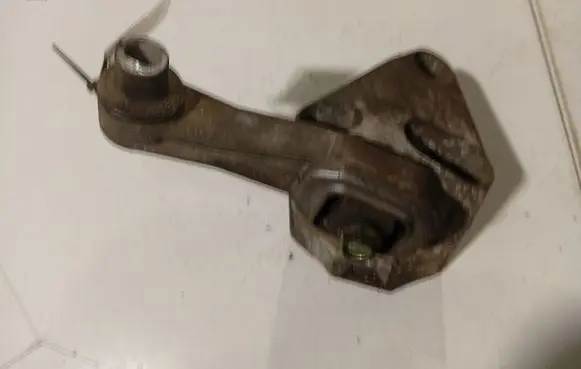 Nissan Tiida C11 Engine mount bracket 8200499925