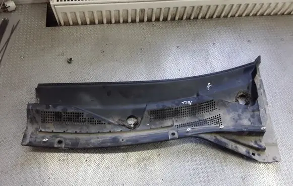 Nissan X-Trail T30 Wiper trim