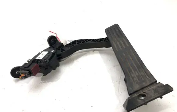 Accelerator throttle pedal