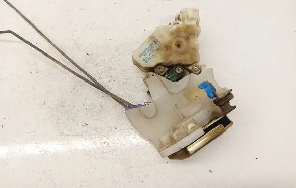 Nissan X-Trail T30 Rear door lock 805524U300