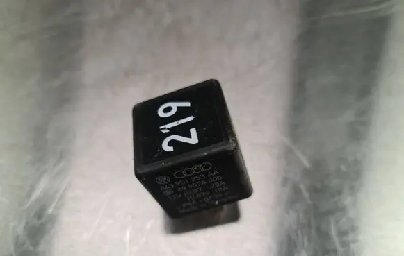 Audi A6 S6 C4 4A Other relay 443951253AA 899574000