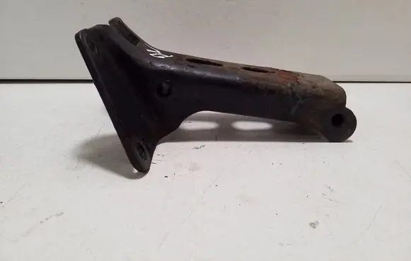 Engine mounting bracket