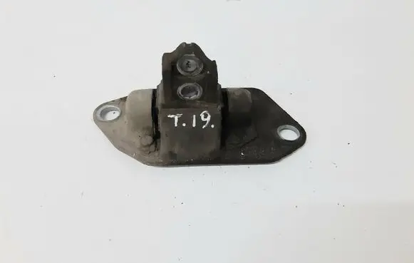 Volvo V70 Engine mount bracket