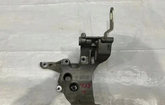 Alfa Romeo Giulietta Engine mounting bracket 55218032