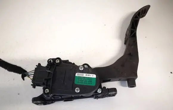 Accelerator throttle pedal