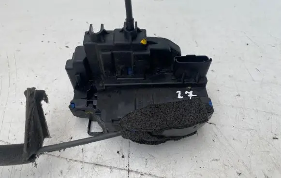 Nissan Note (E11) Front door lock 2213