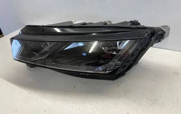 Skoda Octavia Mk4 Headlight/headlamp 5E4941015B 0301118233AC LE18A6419