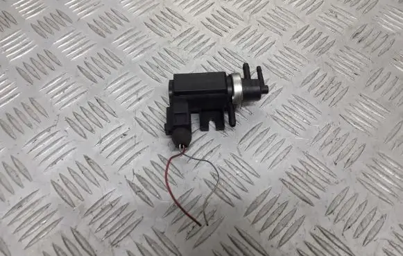 Volkswagen PASSAT B5.5 Valve vacuum 1J0906627
