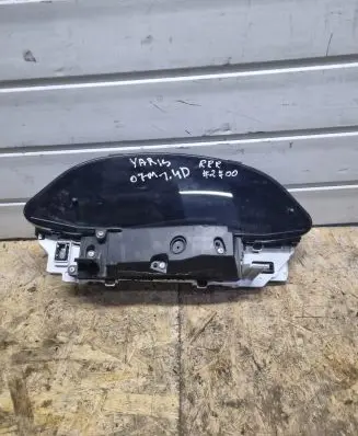 Toyota Yaris Speedometer (instrument cluster) 838000D690D