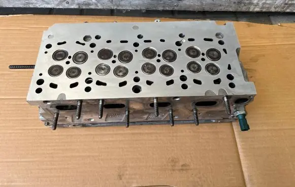 Volkswagen PASSAT B7 Engine head 03L103373J 03L103286A