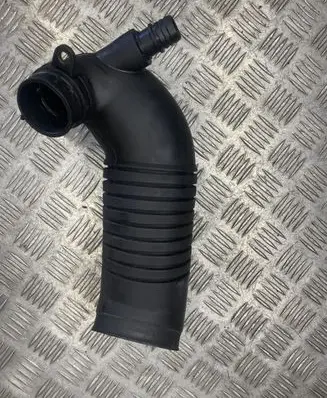 Volkswagen PASSAT B5 Air intake hose/pipe 8D0129615K