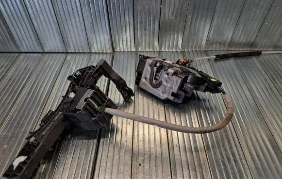Mercedes-Benz GLS X166 Front door lock A2220063999