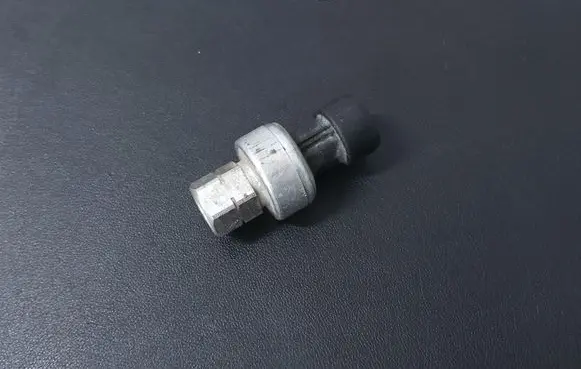Opel Astra K Air conditioning (A/C) pressure sensor 13587668