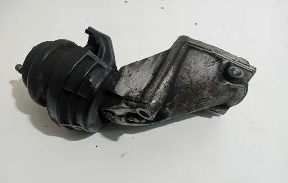 Lexus IS 200-300 Engine mounting bracket