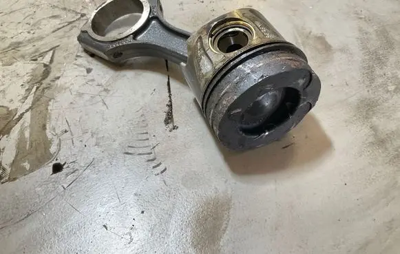 Mercedes-Benz Sprinter W906 Piston with connecting rod 631000