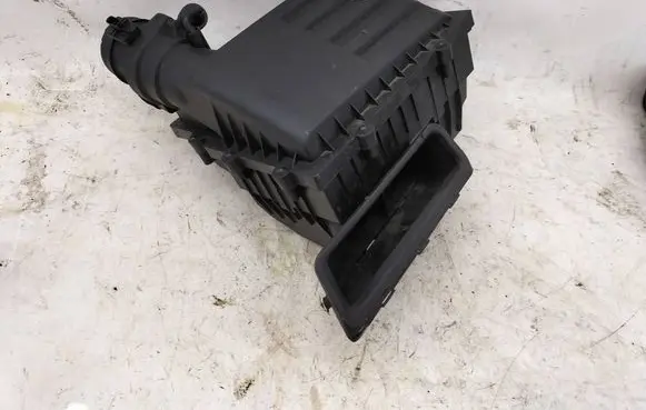 Volkswagen Touran III Air filter box 5Q0129620B