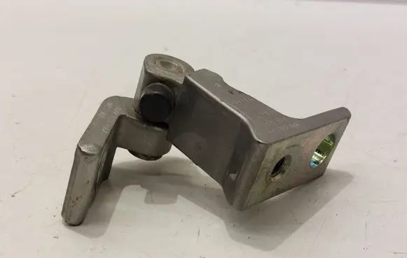 Volkswagen PASSAT B8 Front door upper hinge 8X0831404E