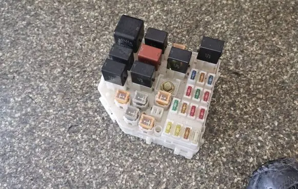 Toyota RAV 4 (XA20) Fuse module