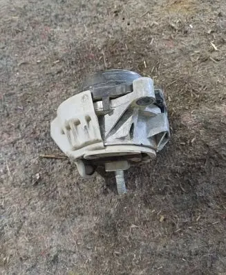 Engine mount bracket