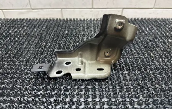 Toyota Prius (XW50) Fender mounting bracket