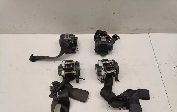 BMW 1 F40 Set of seat belts S1745626306 S2745626406 S3745627709